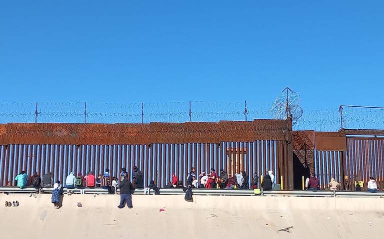 Trabajadores refuerzan el muro fronterizo en Juarez ante oleada masiva de migrantes