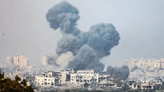 Continuan los intensos bombardeos israelíes en Gaza, dirigidos a posiciones de Hamas