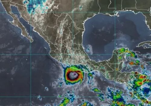 Huracán Otis impacta las costas de Guerrero en categoria 5