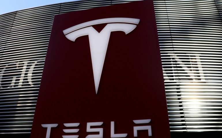 Pierde Tesla 70 000 mdd en la bolsa tras caída de ganancias