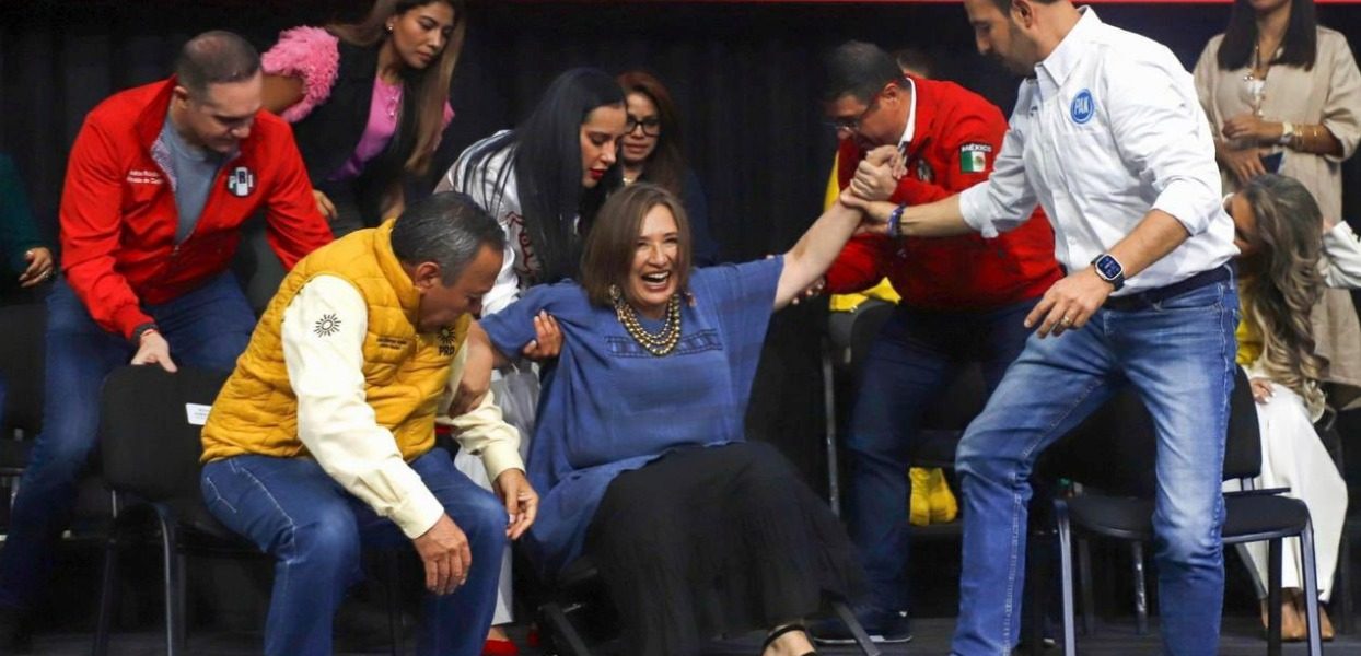Xóchitl Gálvez se cae de la silla tras evento de Lia Limon