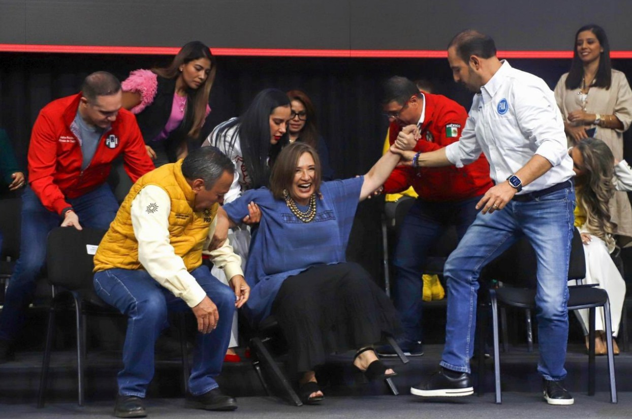 Xóchitl Gálvez se cae de la silla tras evento de Lia Limon