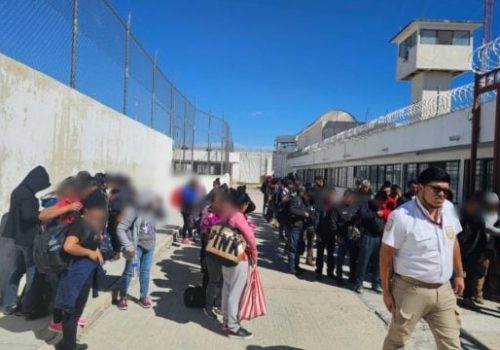 INM reporta hallazgo de 123 migrantes encerrados en un trailer en Mateguala, San Luis Potosí