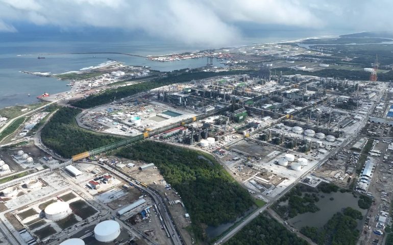 Refineria Dos Bocas planea producir diésel comercial a fin de mes