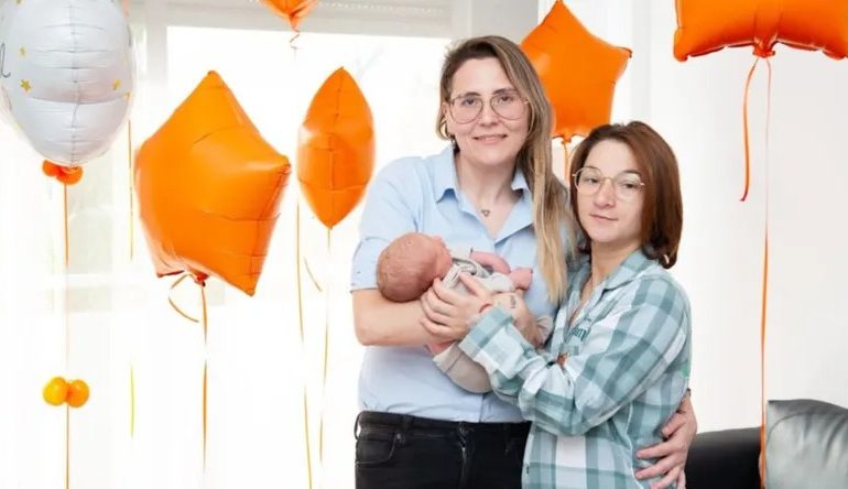 Nace el primer bebe gestado por dos mujeres en España