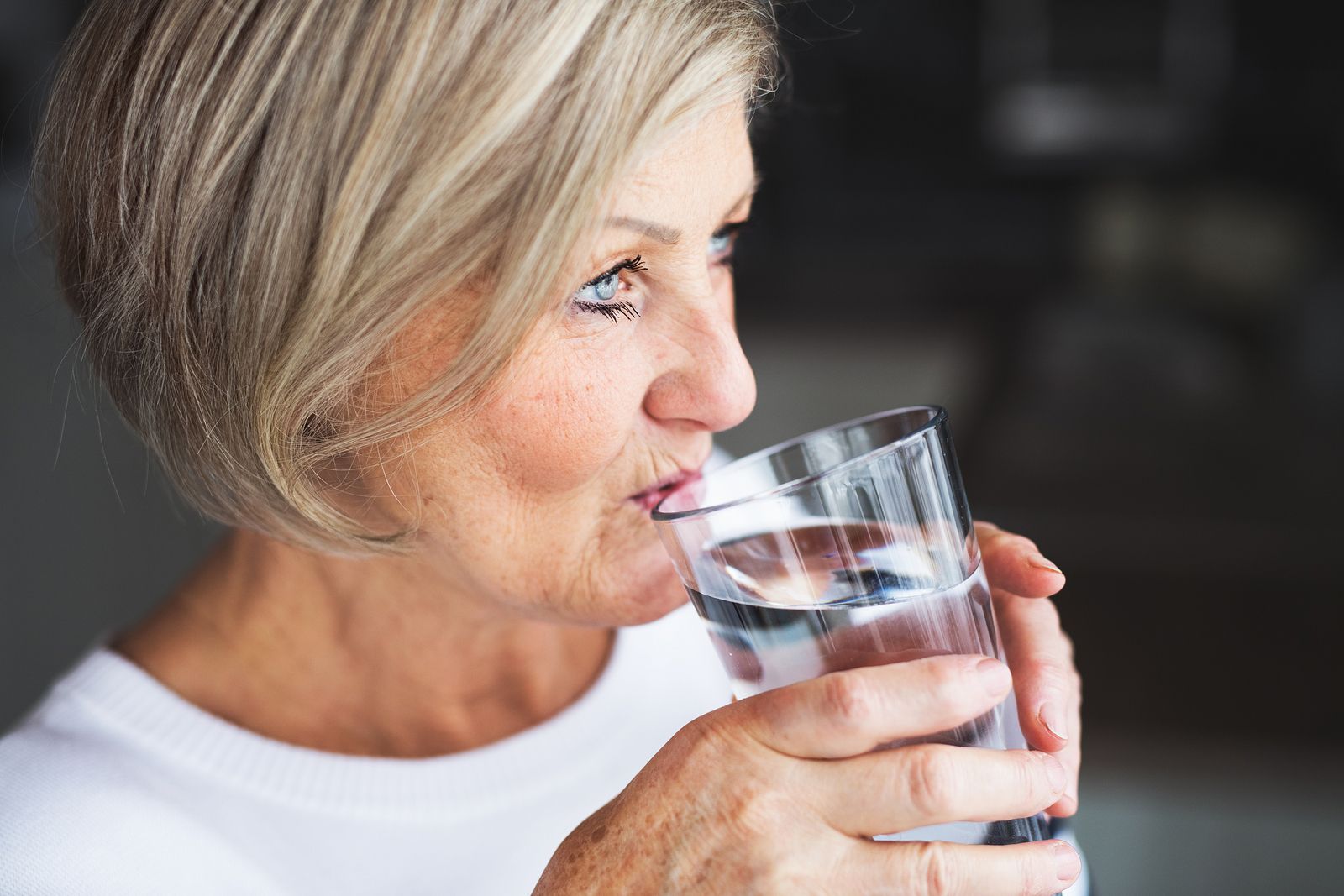 ¿Por qué beber agua ayuda a la memoria y al cerebro?