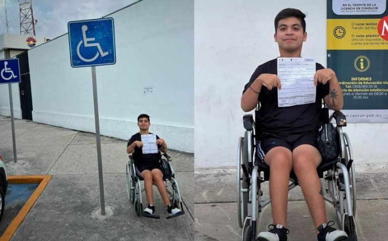 Multan a joven influencer discapacitado por estacionarse en el sitio para discapacitados