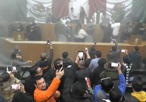 Manifestantes irrumpen en Congreso de Nuevo León, detonan bomba #Video