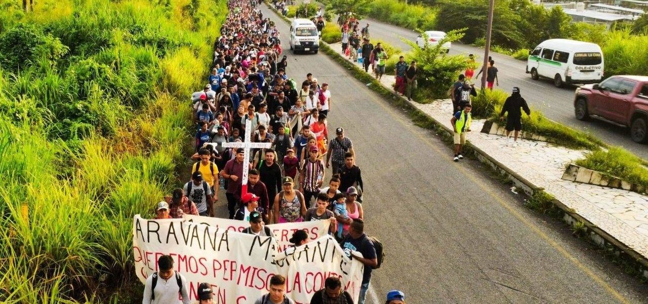 1000 personas se suman a la numerosa caravana de migrantes rumbo a EEUU