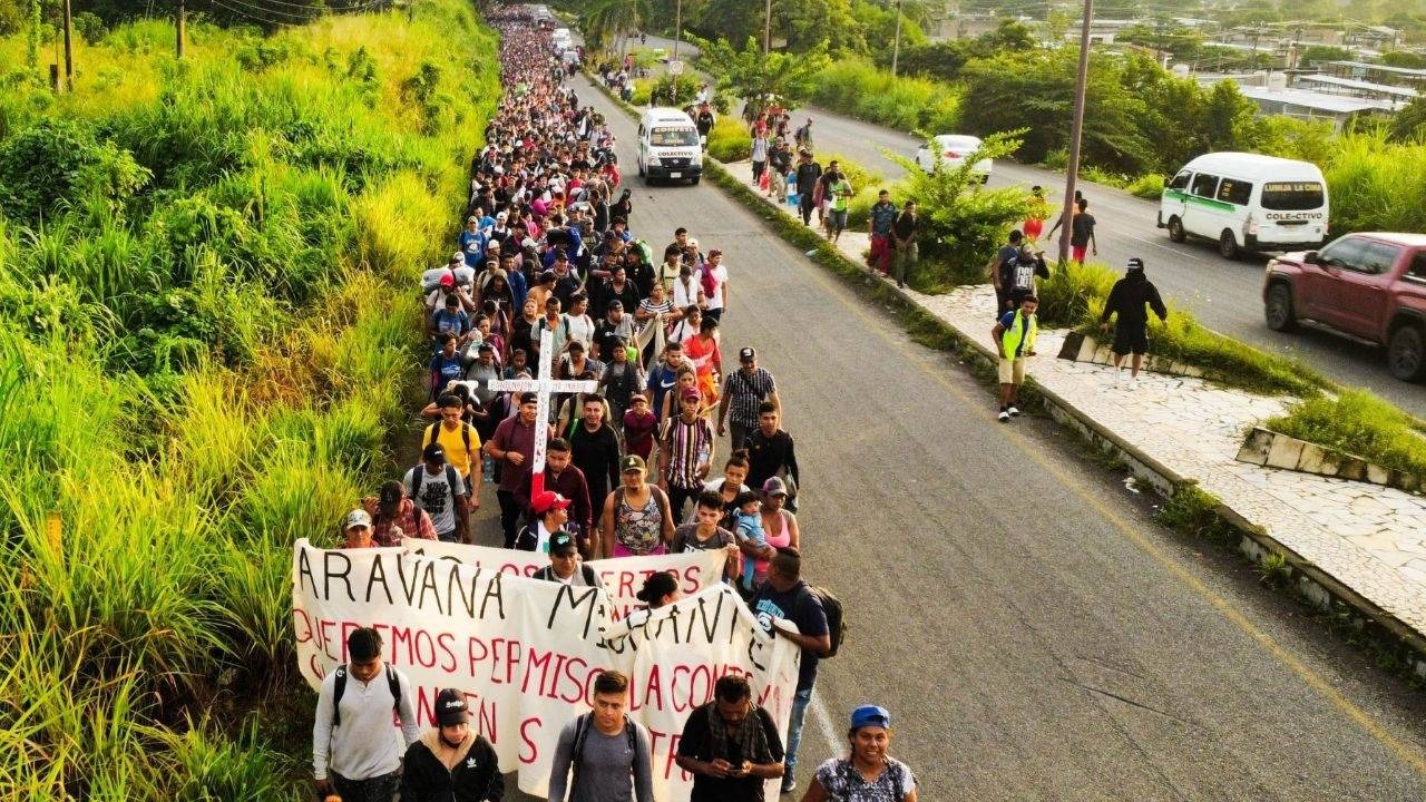 1000 personas se suman a la numerosa caravana de migrantes rumbo a EEUU