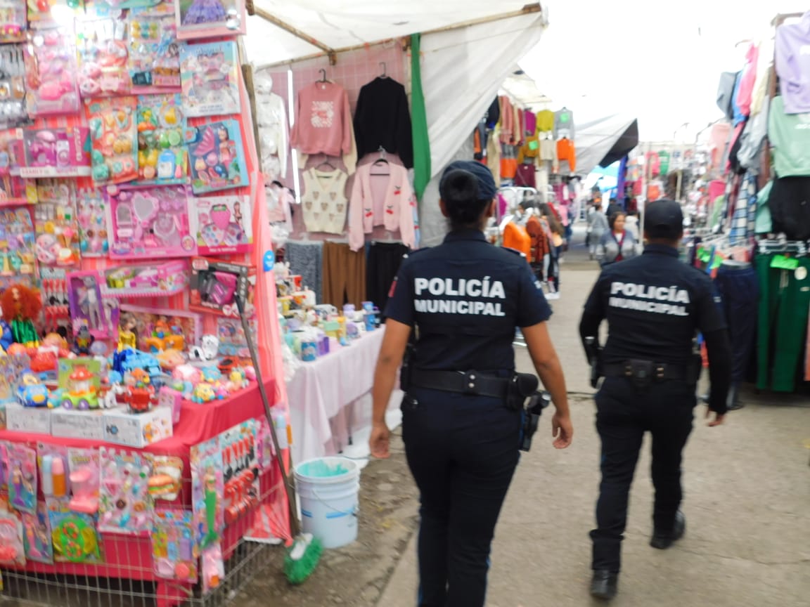 POLICÍAS MUNICIPALES FORTALECEN OPERATIVOS DE VIGILANCIA EN TIANGUIS POR TEMPORADA DECEMBRINA
