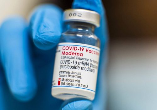 Vacuna contra COVID-19 de Moderna requerirá receta médica