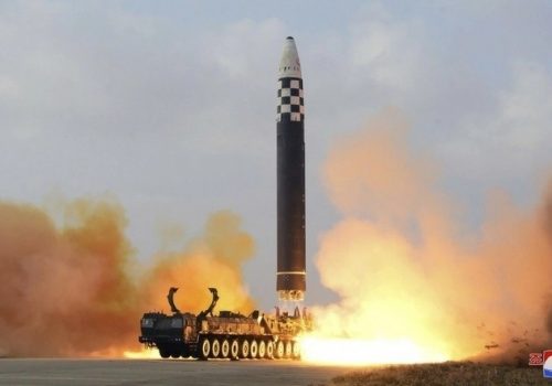 Corea del Norte lanza misil balístico hacia el mar