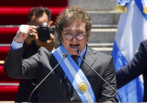 Gobierno de Milei devalua más del 50% la moneda de Argentina, parte de las medidas de austeridad