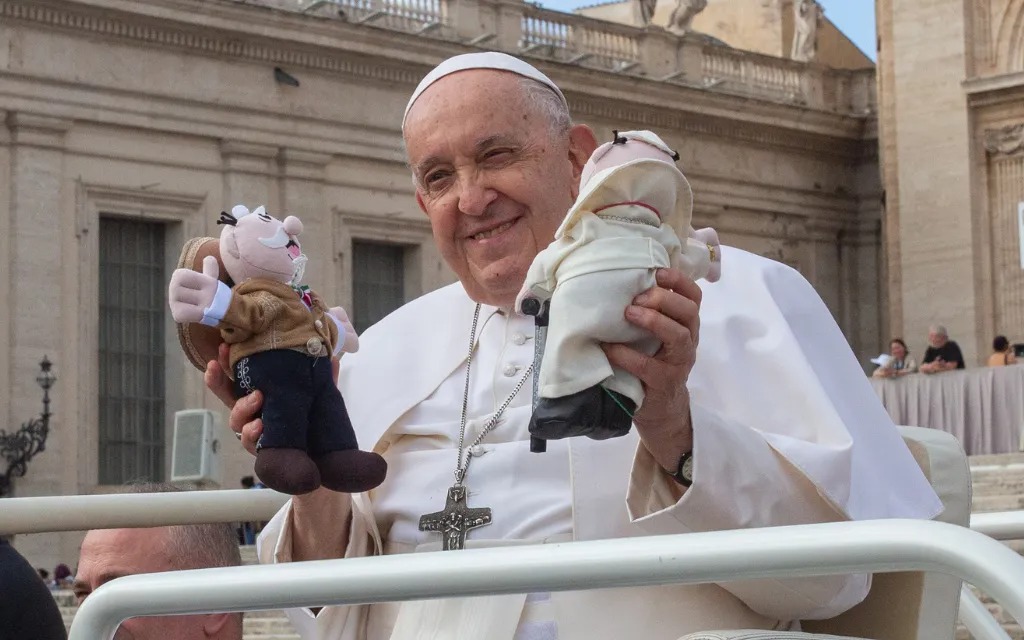 Papa Francisco manda emotivo saludo con peluche del Dr. Simi en mano