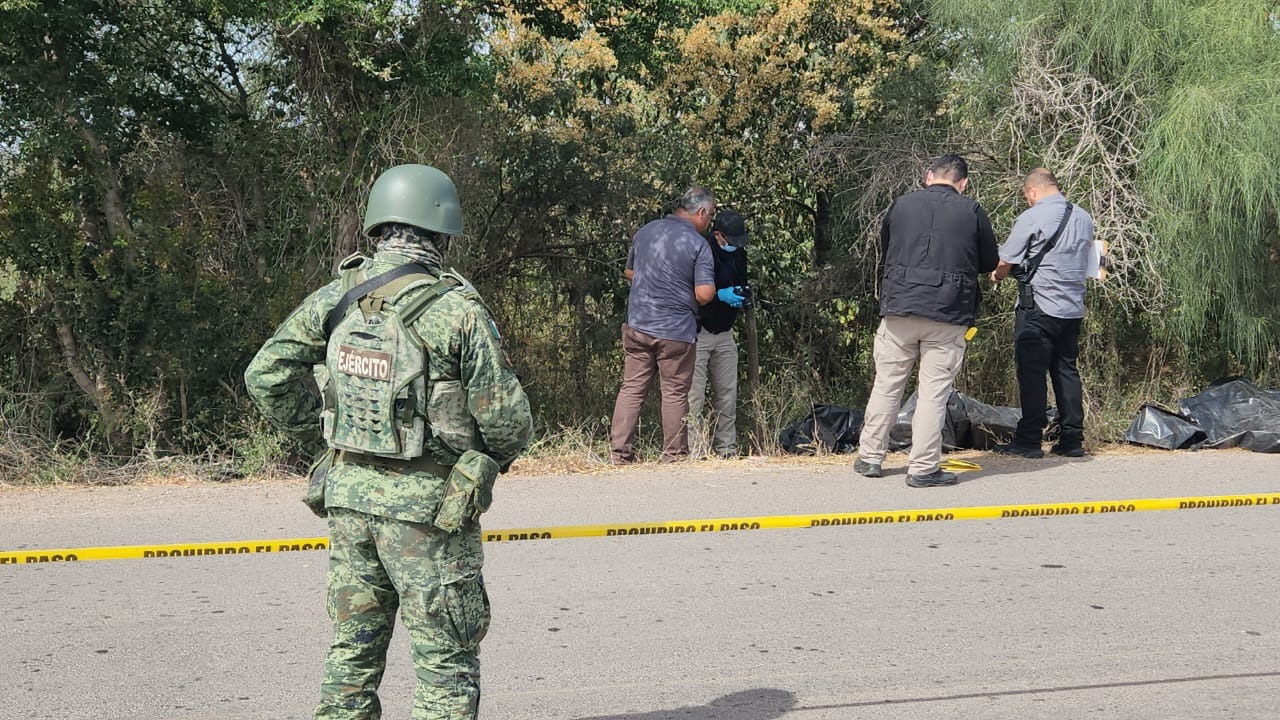 Encuentran el cuerpo de un hombre envuelto en plástico al oriente de Culiacán