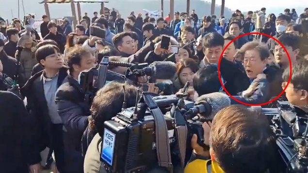Apuñalan al líder opositor de Corea del Sur
