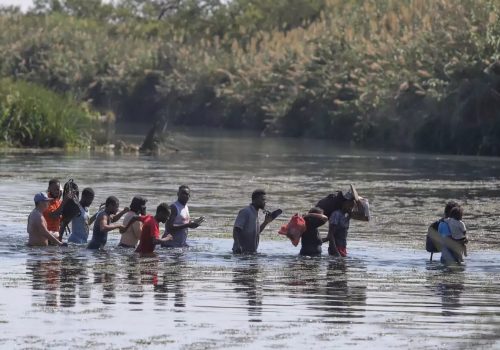 Muerte de migrantes en el Rio Bravo agudiza las tensiones entre Abbott y Biden