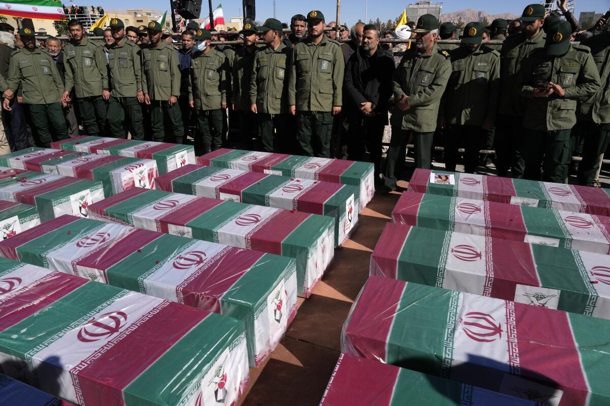 Irán vincula a Israel y EEUU en atentado suicida del Estado Islamico en funeral
