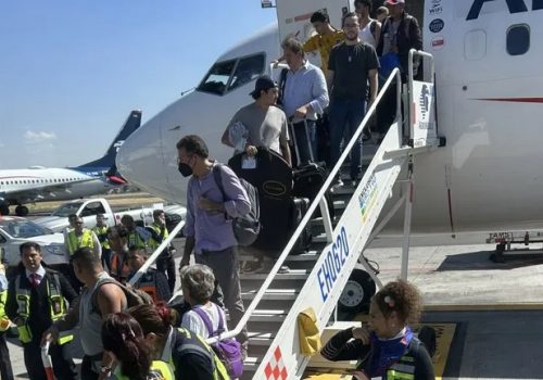 Hombre abrió puerta del avión en el AICM pero pasajeros apoyaron la acción
