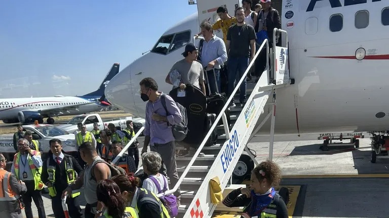 Hombre abrió puerta del avión en el AICM pero pasajeros apoyaron la acción