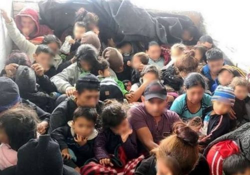 Rescatan a 61 migrantes hacinados en casa de seguridad en Tamaulipas