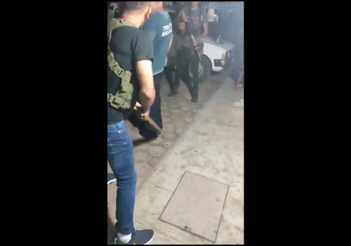 Video; Sicario Golpea a Policía