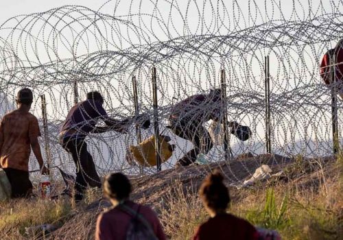 Corte de EEUU falla a favor de que se retire alambre de púas en la frontera contra migrantes