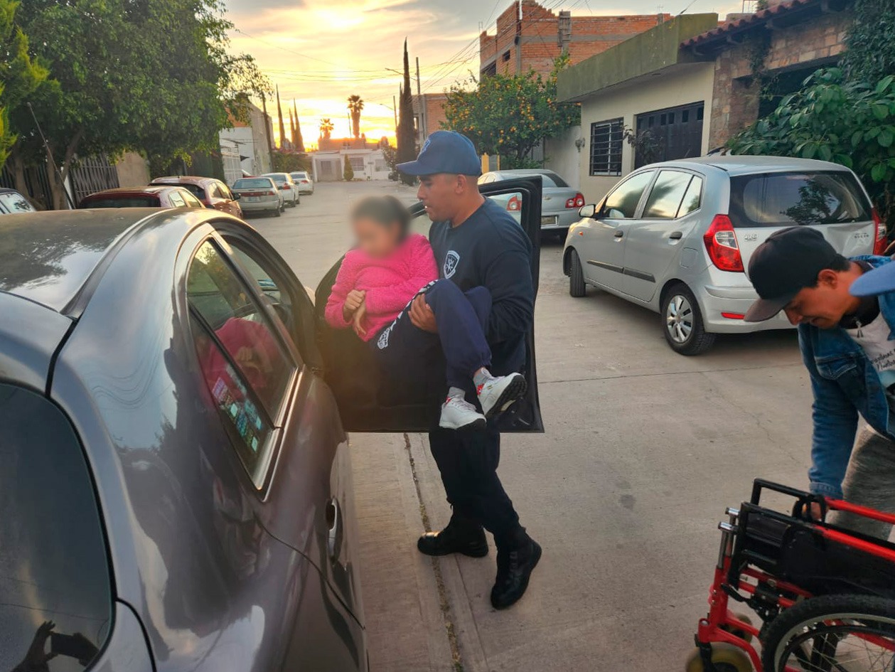Guardia Civil del Municipio de Jesús María, brinda apoyo de traslado a familias de escasos recursos