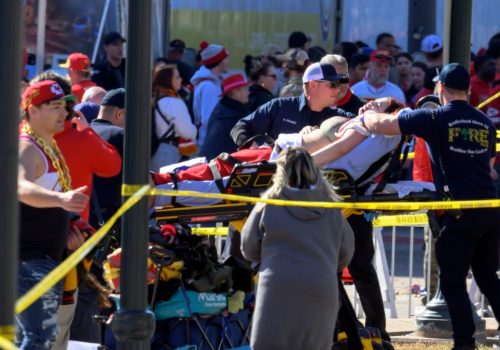 22 heridos y un muerto deja tiroteo en Kansas tras festejos por la victoria de los Chiefs