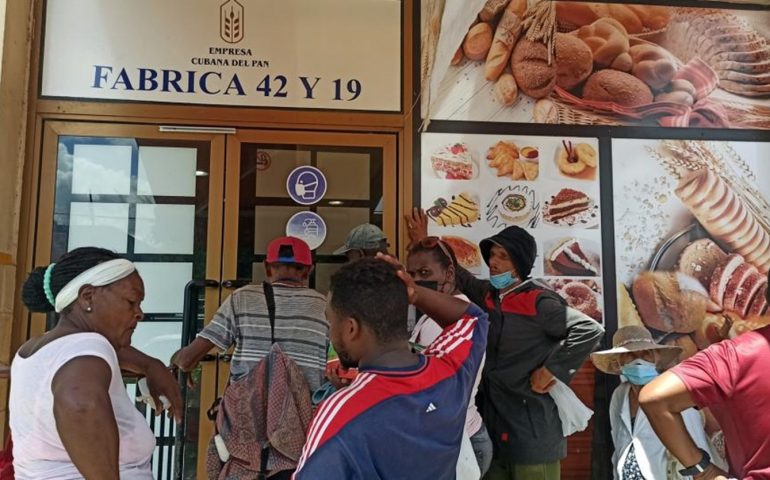 Cuba anticipa que no podría garantizar el acceso al pan de su canasta básica