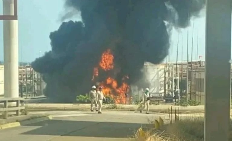Ocho trabajadores de Pemex resultan lesionados tras explosión en refinería de Tula