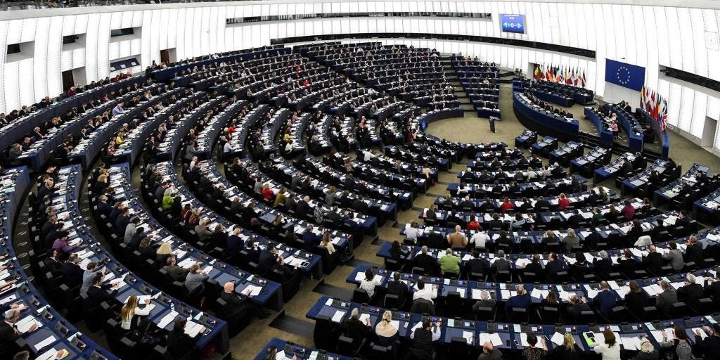 Parlamento Europeo ratifica la primera ley sobre el uso de la IA