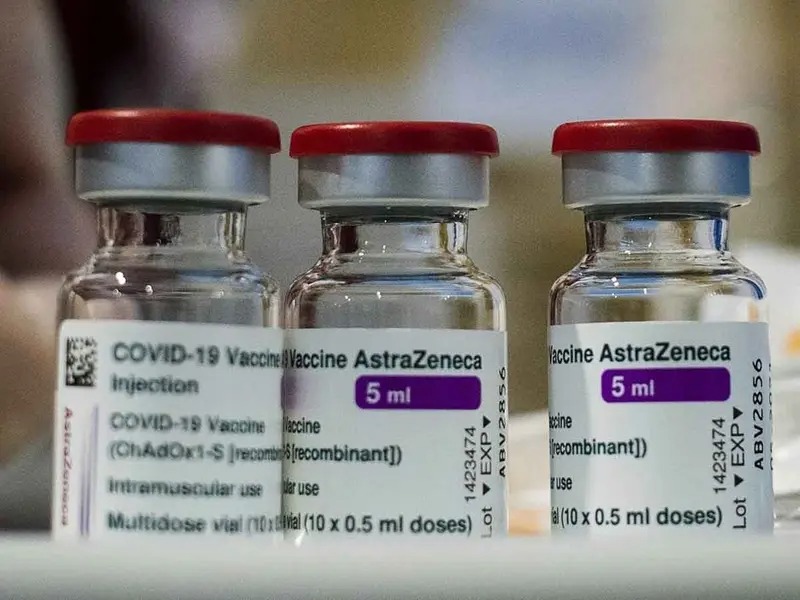 AstraZeneca reconoce que su vacuna del Covid-19 puede causar efectos secundarios