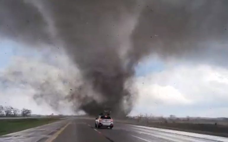 Continuarán tornados azotando Texas
