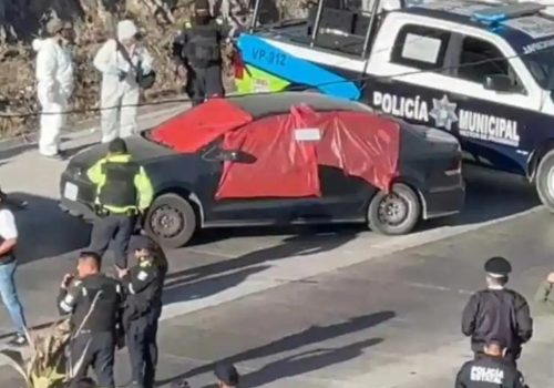 Encuentran 7 cuerpos dentro de un auto en Puebla