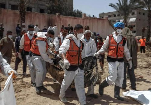 Maniatados en fosas comunes descubren cientos de cadáveres en Gaza