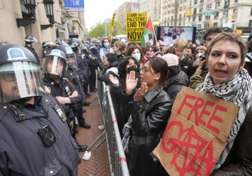 Entre cancelaciones y policías, buscan detener protestas contra Israel en universidades de EEUU