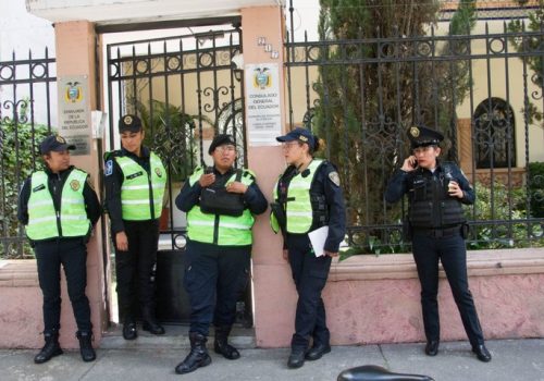 Ecuador cerrará sus consulados en México