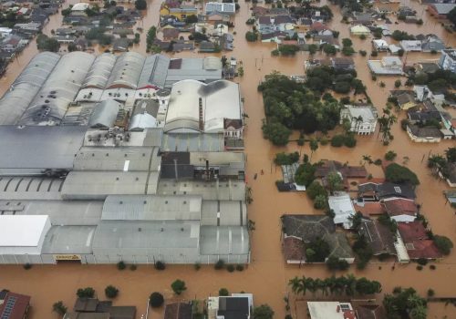 Brasil suma 100 muertos tras inundaciones