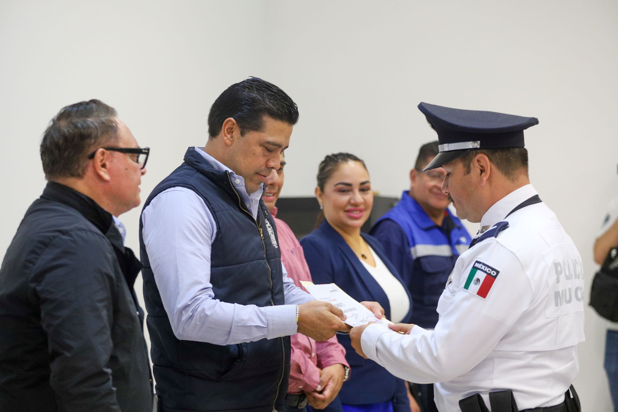 RECONOCE LEO MONTAÑEZ PROFESIONALISMO Y COMPROMISO DE POLICÍAS Y BOMBEROS MUNICIPALES